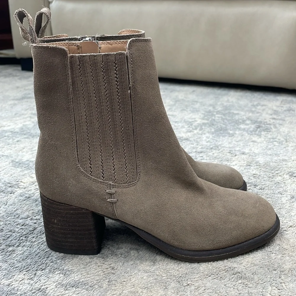 New Blondo Waterproof Sonali Ankle Boot Dark Taupe Suede Stacked Heel Sz 6